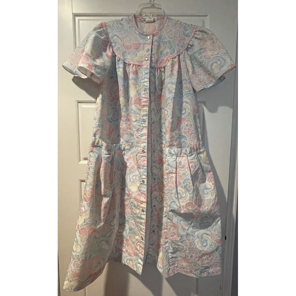 Vintage Models Coat pastel floral house dress Size 10 Snap Up, Pockets